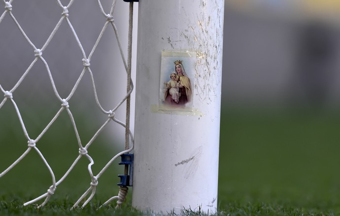 Imagem de Nossa Senhora do Carmo aparece colada à trave vascaína no Maracanã (Foto: André Durão/GloboEsporte.com)