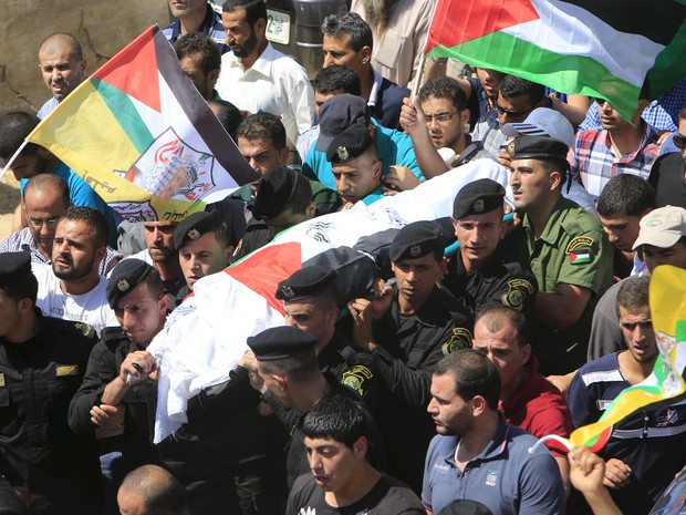Corpo de Saad Dawabshes é carregado em Duma, cidade de Nablus (Foto: Abed Omar Qusini/Reuters)