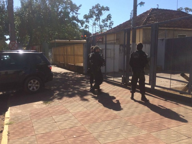Policiais com preso na delegacia de Ponta Porã, MS (Foto: Martim Andrada/ TV Morena) Policiais com preso na delegacia de Ponta Porã, MS (Foto: Martim Andrada/ TV Morena)