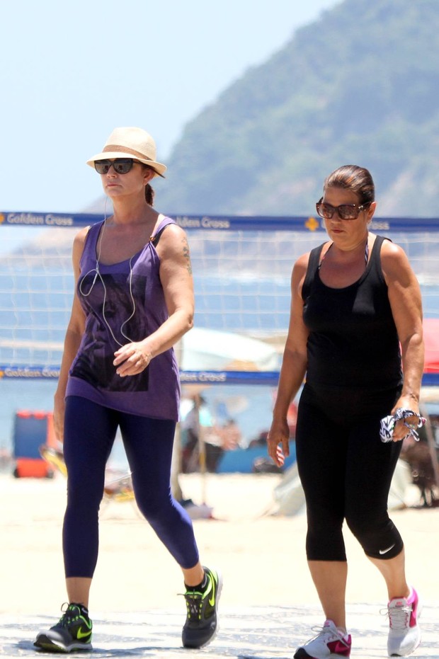 Luiza Brunet caminha com amiga na orla do Rio (Foto: André Freitas / AgNews)
