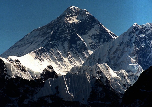 Avalanches fatais interromperam as temporadas de alpinismo de 2014 e 2015 (Foto: AP Photo/Hans Edinger)