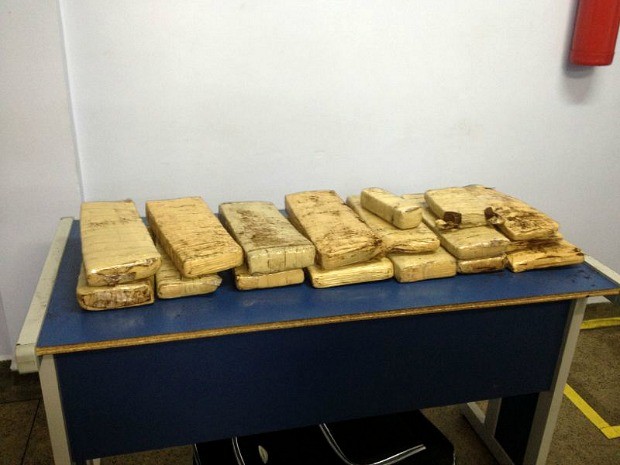 Maconha estava dentro de mala em barco rumo à Manaus (Foto: Divulgação/PM)