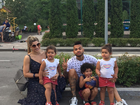 Dentinho posta foto com mulher, Dani Souza, e filhos: 'Estou completo'