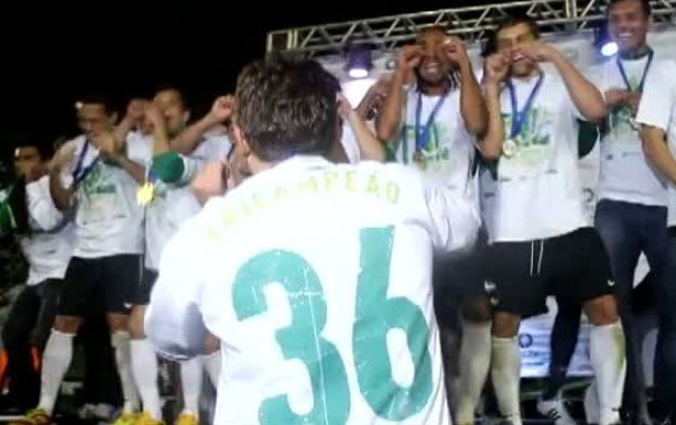 Jogadores do Coritiba fazem a "dança do chororô" (Foto: reprodução RPCTV)