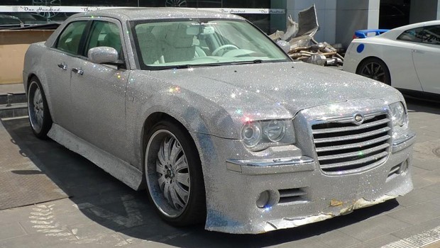 Empresa Chinesa Personaliza Chrysler 300c Com Pedras