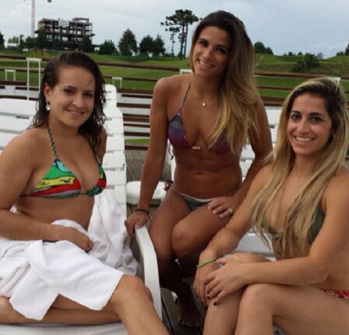 Jade aproveita piscina com Camila Comin e Dani Hypolito (Foto: Reprodução / Instagram)