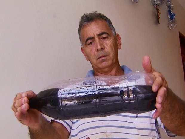 Morador guardou água escura que saía da torneira em Fortaleza de Minas (Foto: Reprodução/EPTV) Morador guardou água escura que saía da torneira em Fortaleza de Minas (Foto: Reprodução/EPTV)