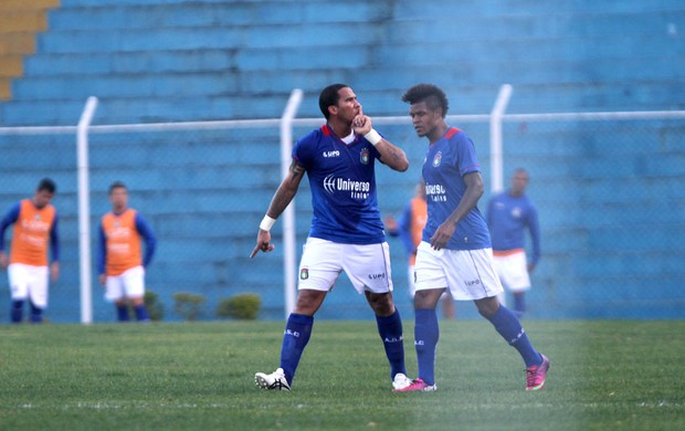 Jael comemora gol do São Caetano contra o Parana (Foto: Edno Luan / Futura Press)