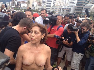 Rio: Manifestante mostra os seios em protesto em Ipanema (Foto: Renata Soares/G1)