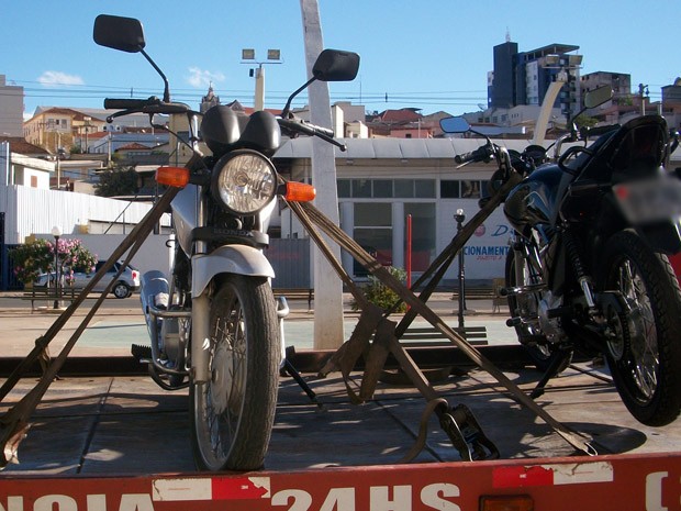 Em Oliveira, dez autos de infração foram lavrados e quatro motocicletas foram removidas pelo guincho por falta de habilitação e de licenciamento durante a Operação da Polícia Militar denominada Cavalo de Aço, realizada neste sábado (12). O trabalho militar ocorreu na Avenida Maracanã e focou condutores de motocicletas devido à recorrente participação em crimes. Segundo os militares, cerca de 30 condutores foram abordados e outras operações similares devem ocorrer este ano. (Foto: Polícia Militar de Oliveira/ Divulgação) Em Oliveira, dez autos de infração foram lavrados e quatro motocicletas foram removidas pelo guincho por falta de habilitação e de licenciamento durante a Operação da Polícia Militar denominada Cavalo de Aço, realizada neste sábado (12). O trabalho militar ocorreu na Avenida Maracanã e focou condutores de motocicletas devido à recorrente participação em crimes. Segundo os militares, cerca de 30 condutores foram abordados e outras operações similares devem ocorrer este ano. (Foto: Polícia Militar de Oliveira/ Divulgação)