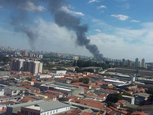 Incêndio atinge carros alegóricos na região do Anhembi (Foto: Sidnei Lopes/Vc no G1)