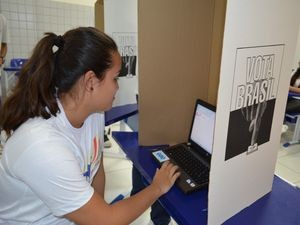 Nara registrou o voto na cédula de papel, no computador e no robô (Foto: Marina Fontenele/G1 SE)