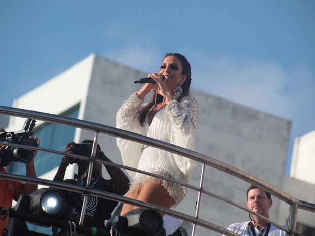 Ivete Sangalo começa seu terceiro dia de folia em cima do trio no circuito Barra-Ondina, em Salvador (Foto: Wallace Barbosa e Dilson Silva e Vinicius Eduardo/AgNews) Ivete Sangalo começa seu terceiro dia de folia em cima do trio no circuito Barra-Ondina, em Salvador (Foto: Wallace Barbosa e Dilson Silva e Vinicius Eduardo/AgNews)