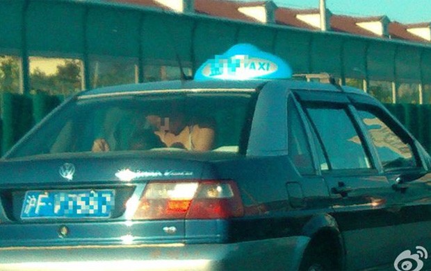 Cena atraiu muitos curiosos e quase causou acidentes em rodovia (Foto: Reprodução/Weibo/frida1986)