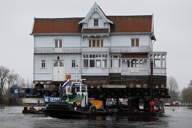 Casa conhecida como Vechthoeve é transportada pelo rio Vecht (Foto: Bas Czerwinski/ANP/AFP)