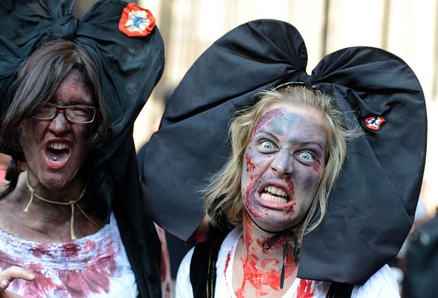 Nos rostos dos participantes, o sangue falso era essencial durante a marcha dos zumbis. (Foto: Patrick Hertzog/AFP)