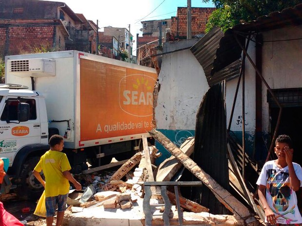 Dois carros também foram atingidos por caminhão, segundo Transalvador (Foto: Robel Sousa/TV Bahia)