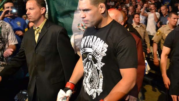 Cain Velásquez entrando para lutar no UFC 146 (Foto: Adriano Albuquerque)