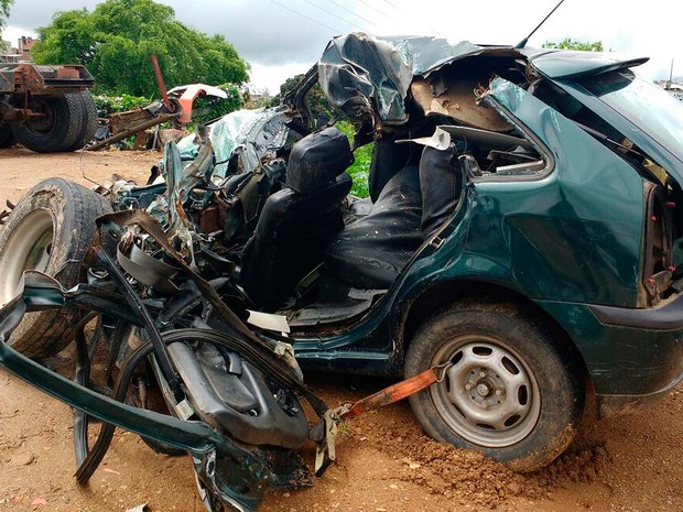 Frente do veículo foi a mais destruída após a batida com um ônibus na Bahia (Foto: Divulgação/PRF)