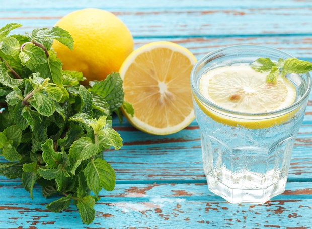 Mitos e verdades sobre a água com limão (Foto: Thinkstock)