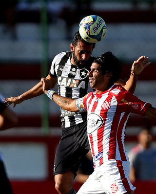 Loco Abreu sobe para dividir bola com Renan Fonseca em Bangu x Botafogo  (Foto: Vitor Silva / SS Press / Botafogo)