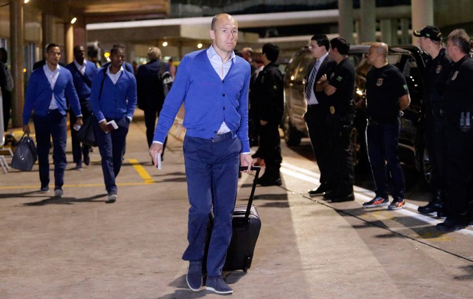 robben holanda desembarque brasil copa do mundo (Foto: Reuters) robben holanda desembarque brasil copa do mundo (Foto: Reuters)