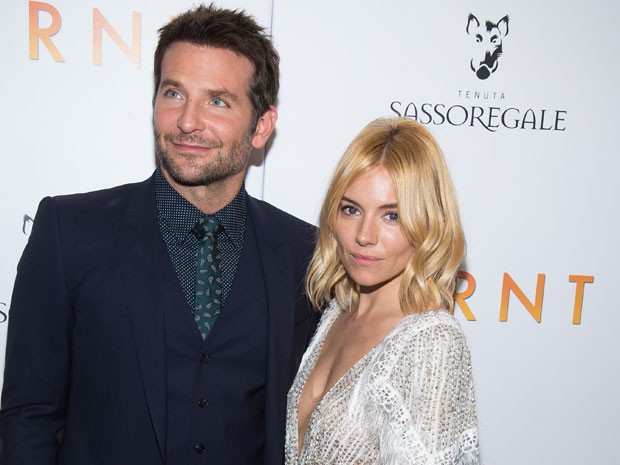 Bradley Cooper e Sienna Miller na pré-estreia de 'Pegando fogo' em Nova York nesta terça-feira (20) (Foto: Charles Sykes/Invision/AP) Bradley Cooper e Sienna Miller na pré-estreia de 'Pegando fogo' em Nova York nesta terça-feira (20) (Foto: Charles Sykes/Invision/AP)