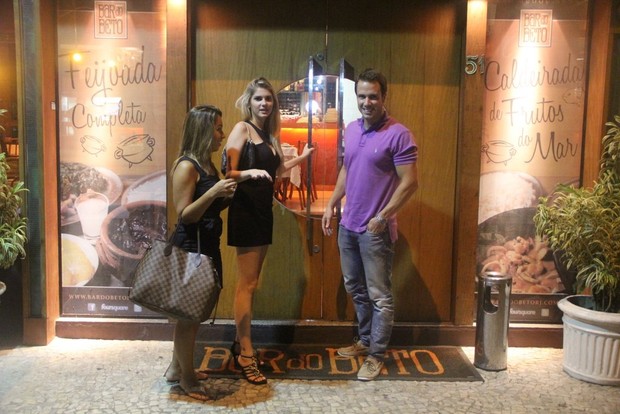 Bárbara Evans e namorado, Ricardo Oliveira, em restaurante na Zona Sul do Rio (Foto: Rodrigo dos Anjos/ Ag. News)