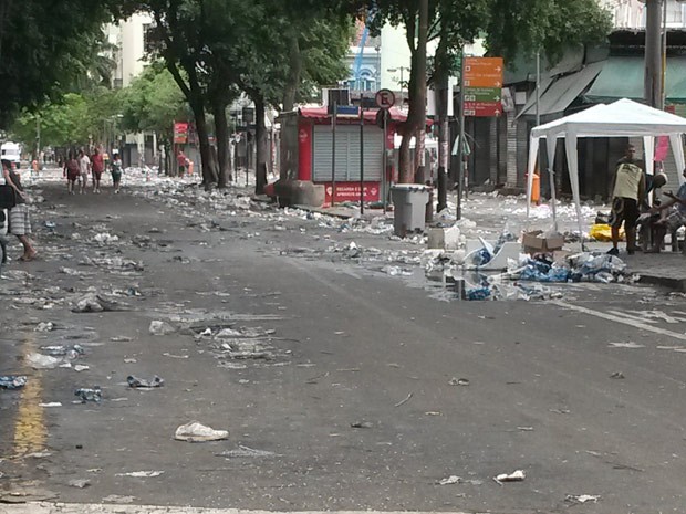 Lixo acumulado na Rua Uruguaiana (Foto: Alessandra Pontes)