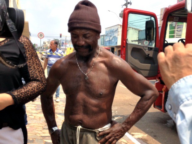 Rafael Almeida desmaiou após a panela de pressão bater em sua barriga, botija de gás explodiu e causou incêndio no local. (Foto: Hosana Morais/G1)