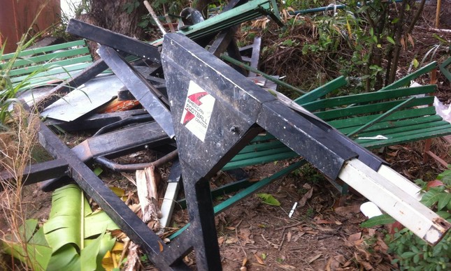 Os destroços de um dos equipamentos destruídos nas obras da Arena Botafogo