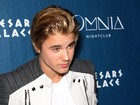 Com bigodinho discreto, Justin Bieber comemora 21 anos em boate