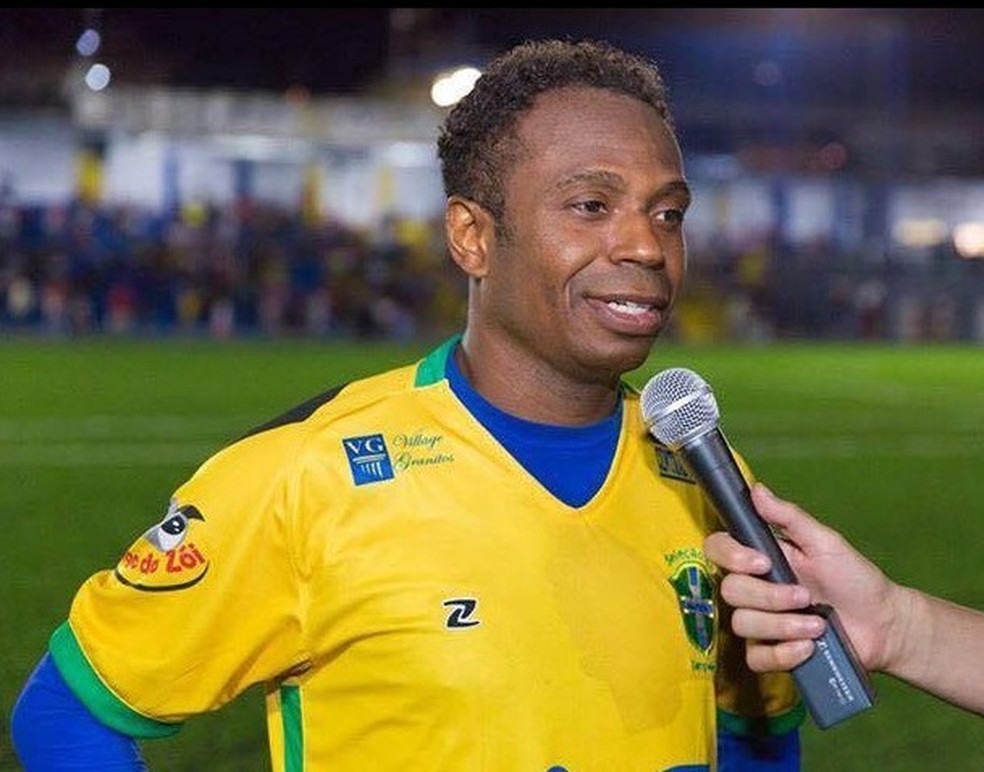 Edílson deu show em campo com caneta, embaxadinhas, gol e até ao esconder a bola dentro da camisa (Foto: Divulgação Akmos/Seleção brasileira de master)