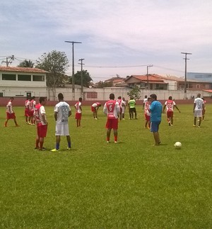 Jogadores profissionais participaram do evento em São Pedro da Aldeia (Foto: Juan Andrade/GloboEsporte.com)