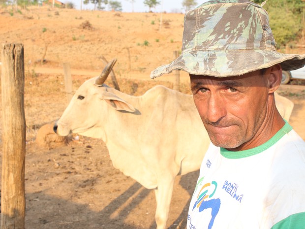 &#39;Peço a Deus que mande chuva para gente. Está muito difícil, não tem pasto e nem água&#39;, diz Manoel Teixeira (Foto: Valdiran Veloso/G1)