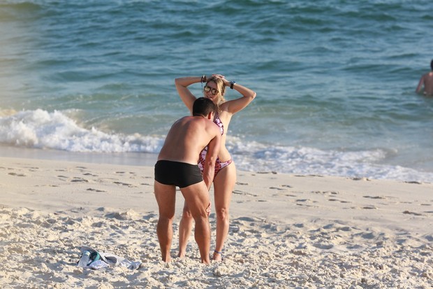Christine Fernandes na praia com amigo (Foto: AgNews/Dilson Silva)