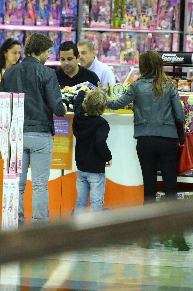 Murilo Rosa com o filho em shopping do Rio (Foto: Marcello Sá Barreto / AgNews)