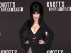 Cassandra Peterson, a Elvira, usa look decotado e exibe fartura em festa