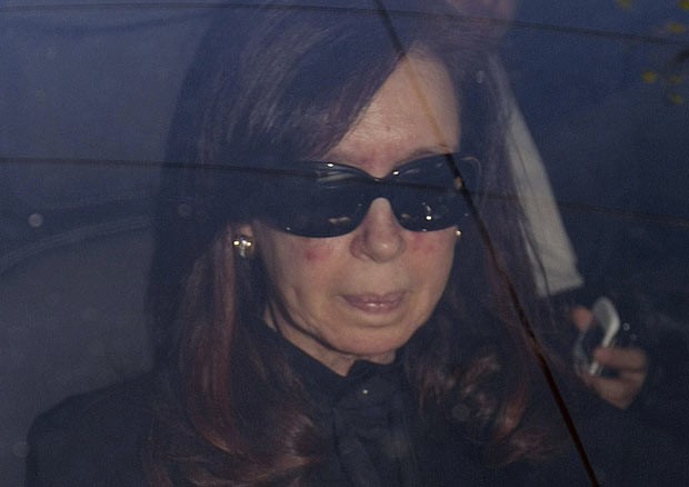 A presidente da Argentina, Cristina Kirchner, chega ao hospital nesta segunda-feira (7) em Buenos Aires (Foto: AP)