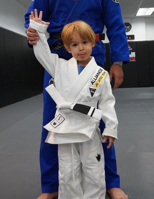 Isis Valverde mostra Rael em aula de jiu-jitsu (Foto: Reprodução/Instagram)
