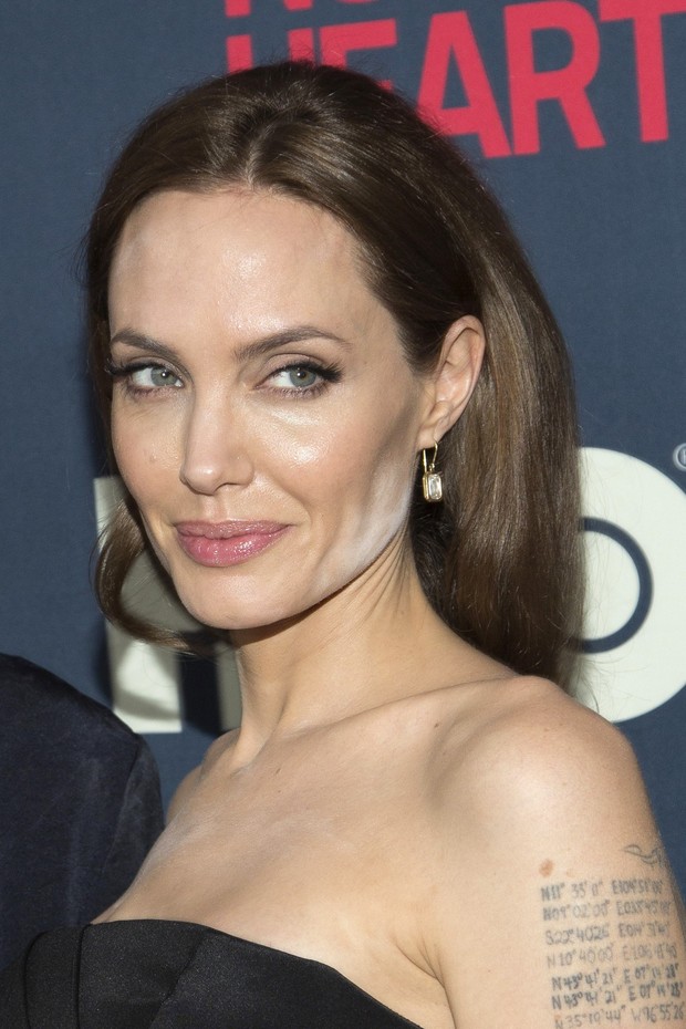 Detalhe da maquiagem de Angelina Jolie (Foto: Andrew Kelly/Reuters)