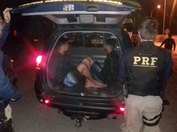 Dupla foi detida após PRF ter realizado abordagens na Régis (Foto: G1)