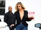Khloe Kardashian dispensa sutiã e usa decotão ousado