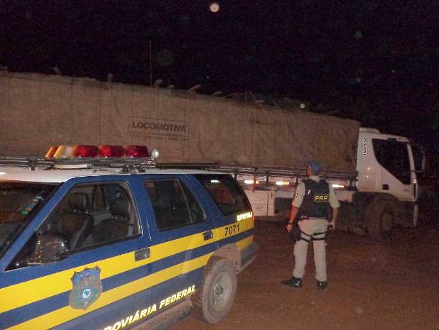 Caminhão e carga ficarão retidos (Foto: Divulgação/PRF)