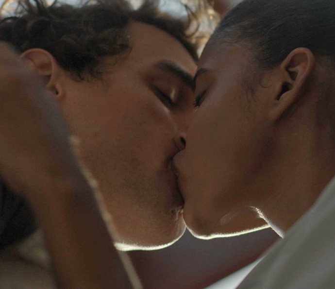 Gabriel pega Joana de surpresa e rola um beijo daqueles! (Foto: TV Globo)