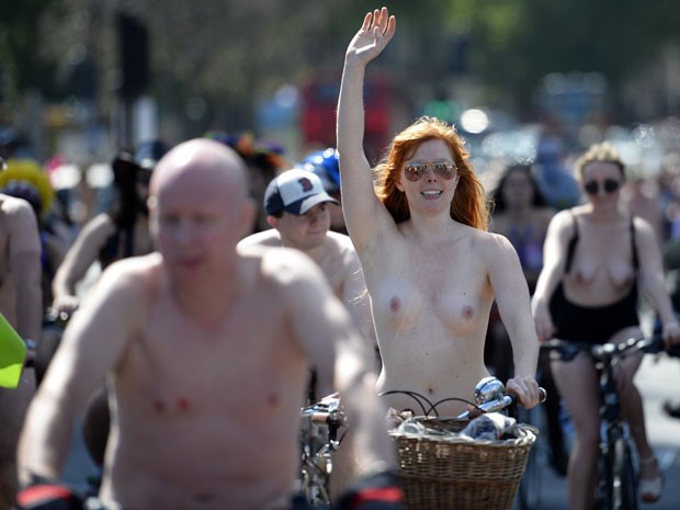 Ciclistas em Londres participam da ‘World Naked Bike Ride’  (Foto: Paul Hackett/Reuters)