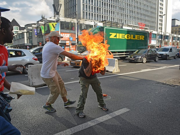 Um homem coloca fogo em si mesmo durante manifestação de refugiados em Bruxelas, na Bélgica (Foto: Thibalt Kruyts/AFP)