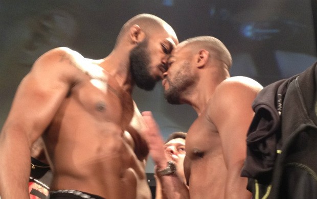 Jon Jones e Rashad Evans se encaram na pesagem do UFC 145 (Foto: Reprodução/Twitter)