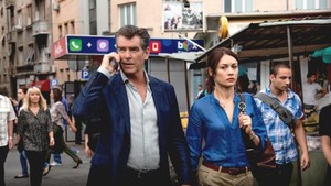 Peter Devereaux é um ex-agente da CIA extremamente perigoso e altamente treinado. Há algum tempo vivendo em seu tranquilo retiro, ele é persuadido a voltar ao trabalho para realizar uma missão muito pessoal. Devereaux deve proteger uma testemunha valisosa, Alice Fournier, que possui informações reveladoras num caso de conspiração internacional. Logo, ele descobre que sua tarefa o coloca como alvo de um antigo colega da CIA, o agente David Mason, a quem havia treinado. Cresce em Devereaux suspeitas de que existe infiltrados na agência e que, dessa forma, ele não pode confiar em nada e nem ninguém.