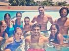 Caio Castro curte piscina com ex-colegas de 'Amor à vida'